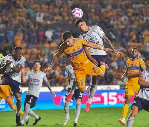 Cruz Azul vs. Tigres: ¿Cómo y dónde ver la ida de semifinales del Apertura 2025? (Photo by Azael Rodriguez/Getty Images)