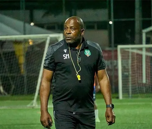 Stanley Mezon abandonó su puesto como DT de Surinam a tres meses de la disputa del Repechaje Intercontinental del Mundial de 2026 en Monterrey. @officialsvb