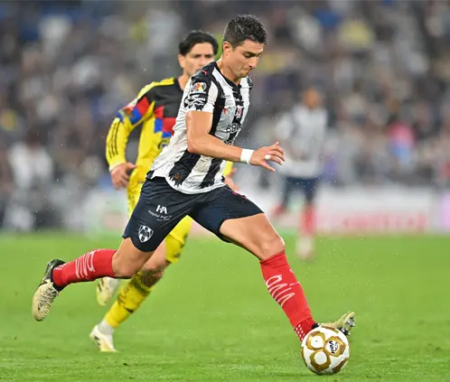 Fernando Ortiz, ex técnico de Rayados, habría pedido el fichaje de Stefan Medina para el Colo Colo. Getty Images