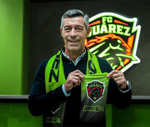 Pedro Caixinha firmando con FC Juárez (X FC Juárez) Pedro Caixinha firmando con FC Juárez (X FC Juárez)