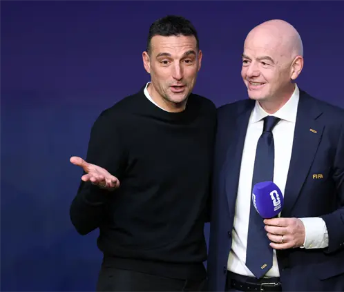 Lionel Scaloni, técnico de Argentina, cuenta con el derecho a tocar la Copa del Mundo sin restricción al haber ganador el torneo en 2022. Getty Images