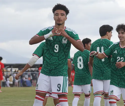 Davian Kimbrough ha sido llamado tanto por México como por los Estados Unidos en Selecciones Menores. @miseleccionsubs Davian Kimbrough ha sido llamado tanto por México como por los Estados Unidos en Selecciones Menores. @miseleccionsubs