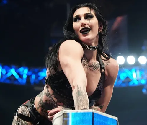 Rhea Ripley pudo llevarse la victoria en SmackDown junto a Damien Priest. @WWE Rhea Ripley pudo llevarse la victoria en SmackDown junto a Damien Priest. @WWE