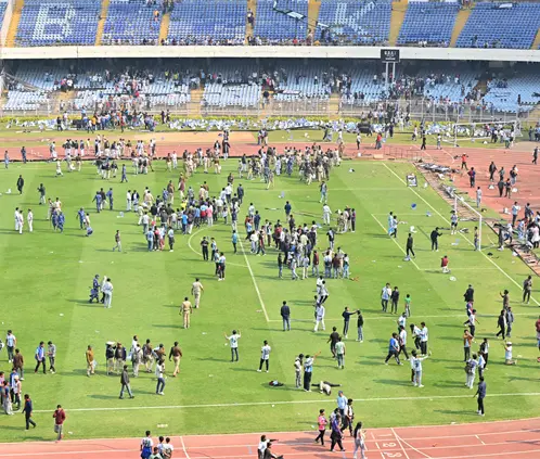 Miles de aficionados invadieron la cancha del Salt Lake Stadium por las irregularidades en la visita de Lionel Messi. Getty Images Miles de aficionados invadieron la cancha del Salt Lake Stadium por las irregularidades en la visita de Lionel Messi. Getty Images