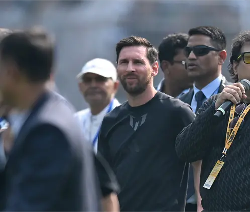 La visita de Lionel Messi al Salt Lake Stadium de la India duró menos de 20 minutos, molestan a los 80mil fanáticos que asistieron al evento. Getty Images La visita de Lionel Messi al Salt Lake Stadium de la India duró menos de 20 minutos, molestan a los 80mil fanáticos que asistieron al evento. Getty Images