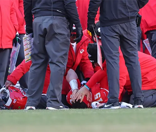La lesión de Mahomes revive el espejo perfecto con la carrera de Tom Brady (Photo by David Eulitt/Getty Images) La lesión de Mahomes revive el espejo perfecto con la carrera de Tom Brady (Photo by David Eulitt/Getty Images)